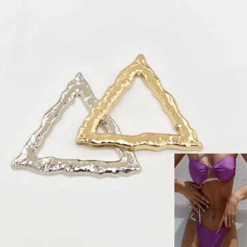 Accessori di costumi da bagno scintillanti: fibbie a triangolo di lusso e anelli collegati per l'abbigliamento da spiaggia