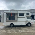 Magasin alimentaire sur roues intégrant salle et repas