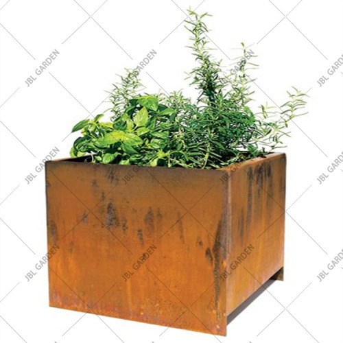 Planter en métal rouillé surélevé