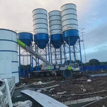 Silo de cimento vertical em cimento na planta de cimento