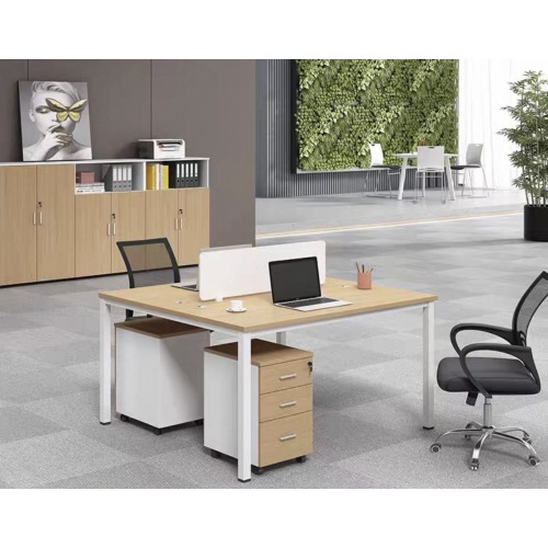 Mesa de escritório para funcionários com estrutura de aço