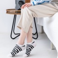 Elegantes calcetines de botes de cebra con bordados