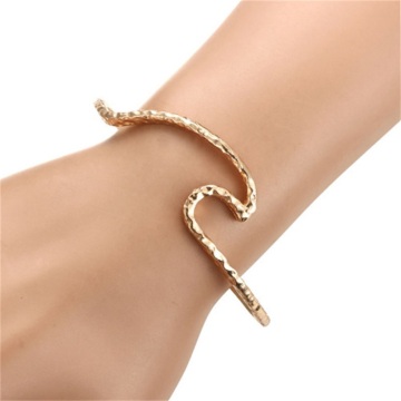 Dames Delicate Rose Gold Wave Ripple Armband