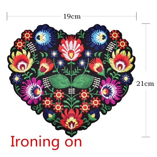 Toppe del fiore del ricamo 3d della farfalla di forma del cuore