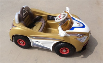 Giro sulle automobili giocattolo per bambini