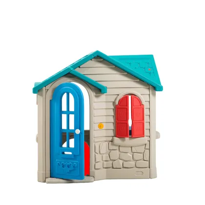 Enticing Plastic Playhouses: A Garden Entertainment Hub