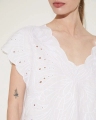 Top feminino bordado de manga curta com decote em V