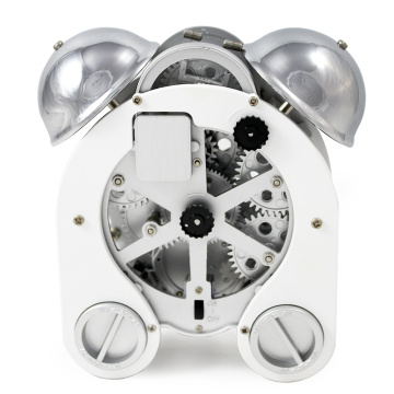 Silver Gear Alarm Clock en el escritorio