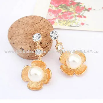 Fashionable beautiful flourish alloy earrings, made of alloy, pearl and rhinestoneNew
