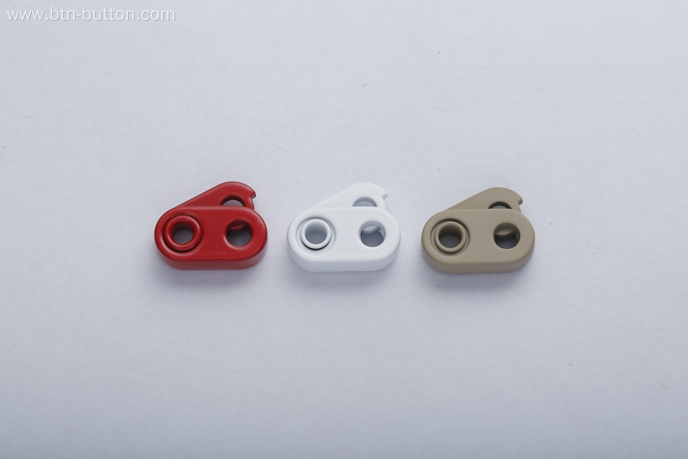 Adjustable metal buttons for sweaters