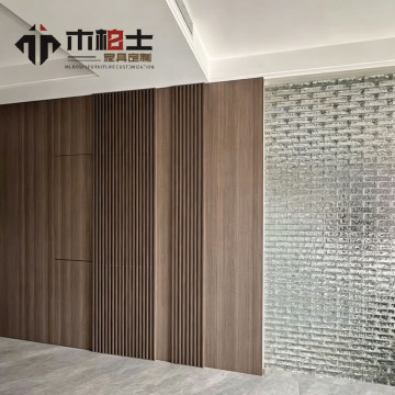 Painéis de parede com decoração de ripas de madeira