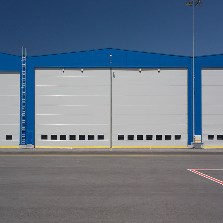 Quick action high speed hangar door