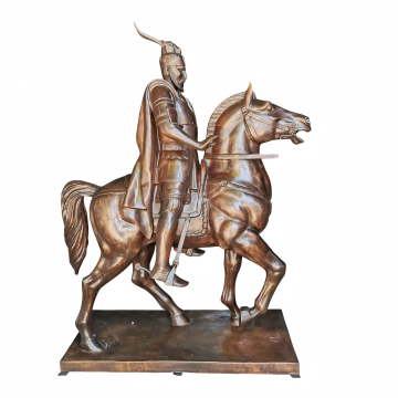 Figura de caballería de bronce antiguo con yelmo emplumado detallado