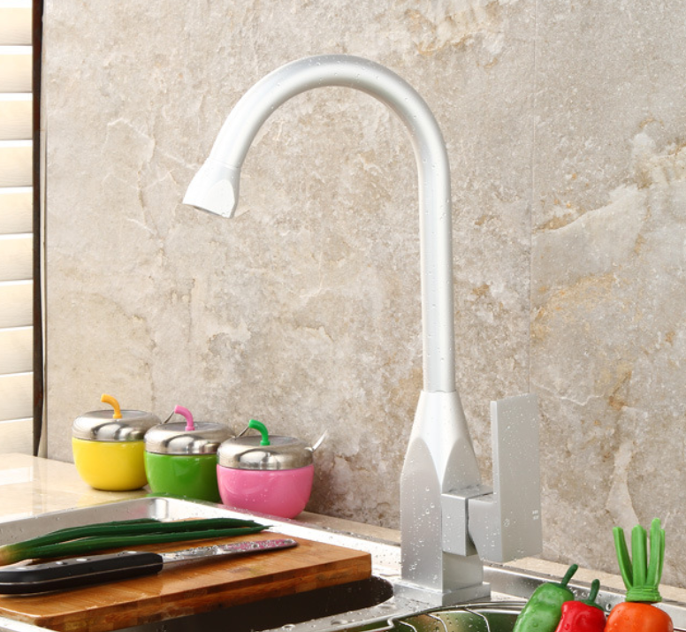 高品質のシングルハンドルスペース酸化アルミニウムシンクデッキマウントキッチン蛇口