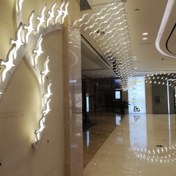 Hotellobby in Taubenform führte Kronleuchterlicht
