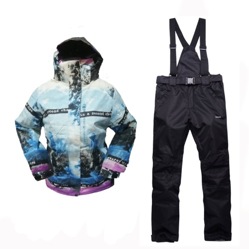 Frau druckt Ski-Outfit