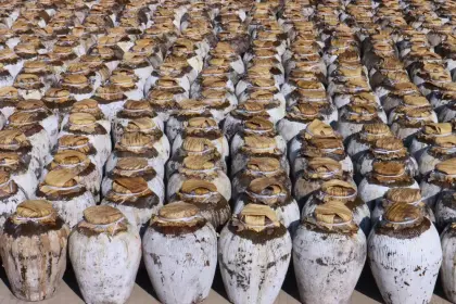 Chuanxiang Yuanhong Yellow wine in jars