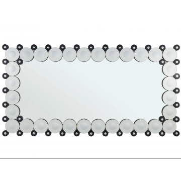 Espelho retangular do banheiro pendurado na parede