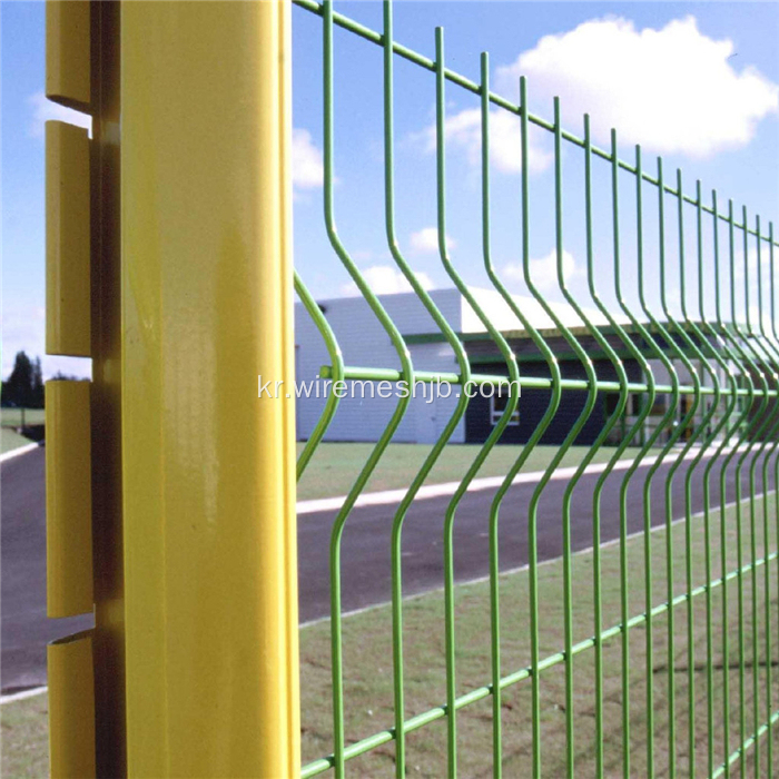 아름다운 PVC 코팅 삼각형 용접 철망 울타리