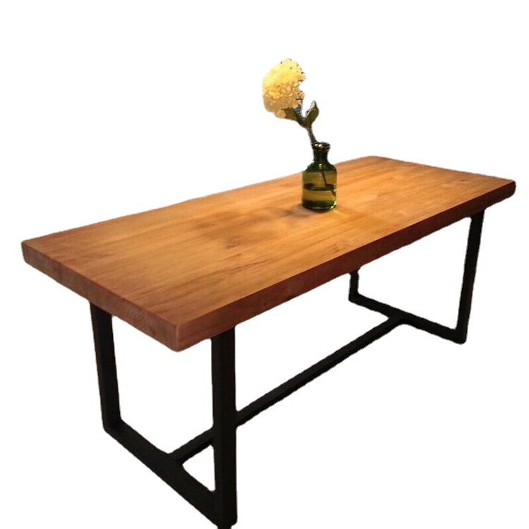 Mesa de madera de estilo retro