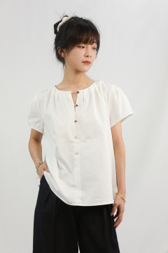 Decorazione a bottone bianco camicia a maniche corte