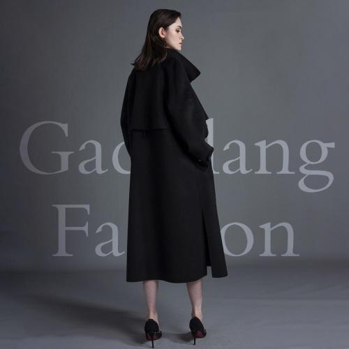 Cashmere coat with black lapel design