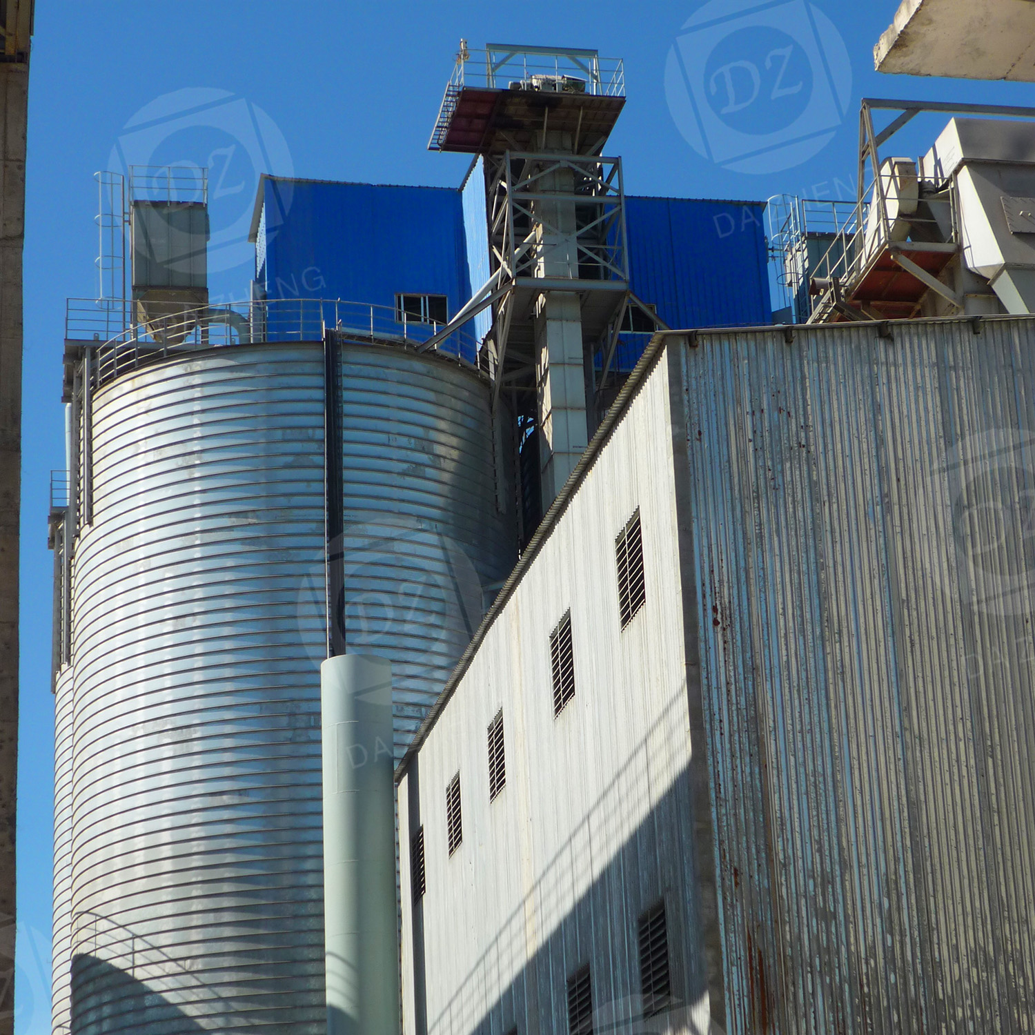 Aquatic feed storage silos