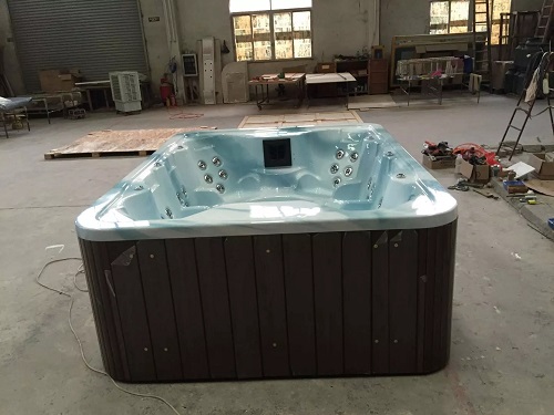 8 Menschen massieren die Hydropool-Therapie entspannter Hot-Tub