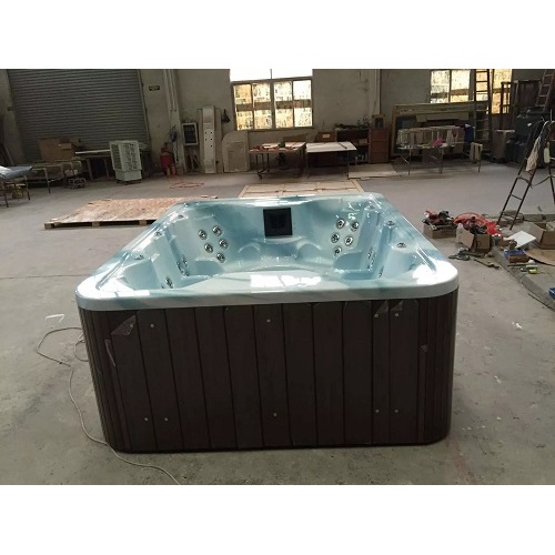 8 Menschen massieren die Hydropool-Therapie entspannter Hot-Tub