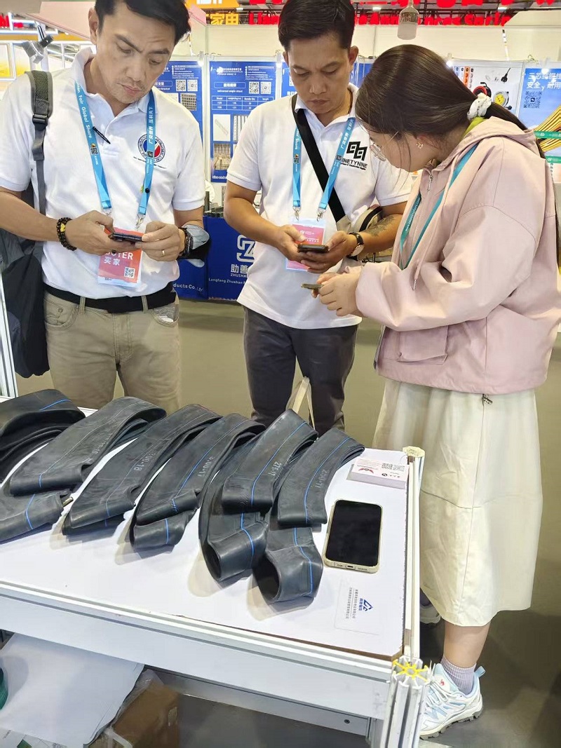 Canton Fair Sees a Surge in Orders! International Buyers Compete with Cash for Rislife KUMA Tires