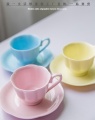 다채로운 세라믹 커피 컵과 받침