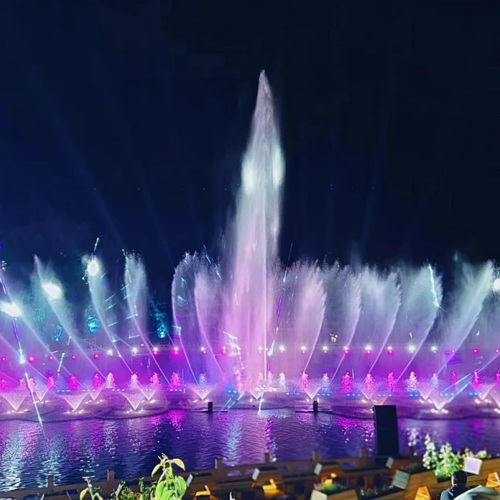 Fonte dançante de música flutuante no lago