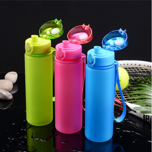 Bouteille d&#39;eau de sport portable de rebond en plastique avec poignée