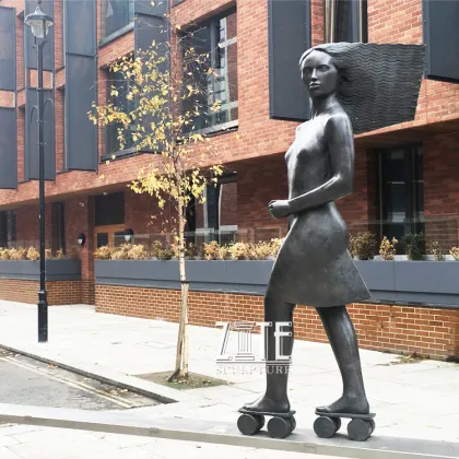 Casting metal bronze girl roller skating statue for outdoor