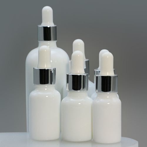 botella cosmética de vidrio blanco con gotero de bambú