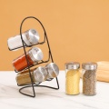 Accesorios de condimento gourmet: frascos y especias de pimientos