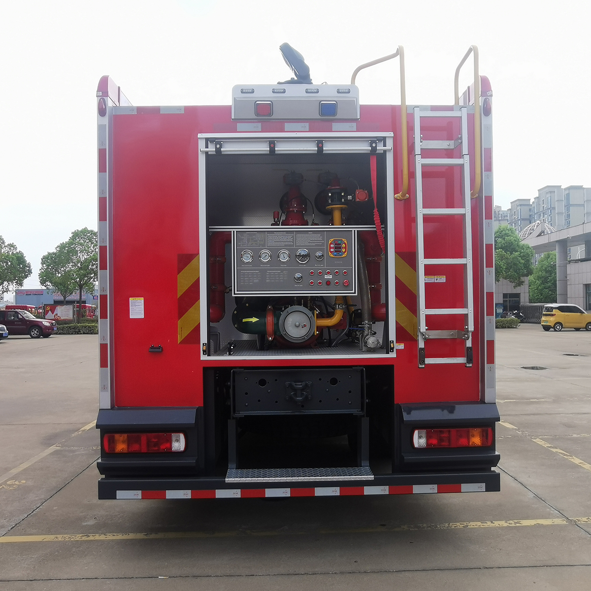 HOWO 4X4 RHD water foam fire fighting truck