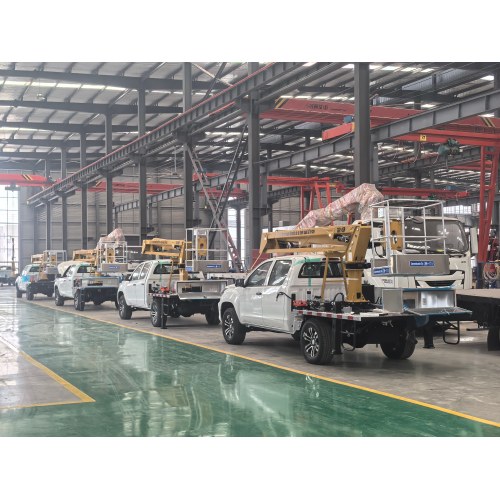 Грузовик с подъемной платформой с поворотной стрелой 12 м, 40 футов