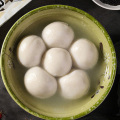 Köstlicher handgemachter großer Tangyuan aus schwarzem Sesam
