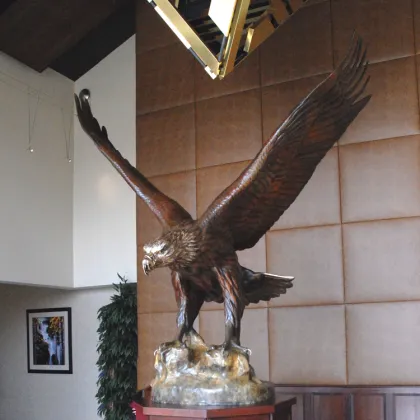 Wholesale bronze eagle brass hawk sculpture with beauty eyes and claw
