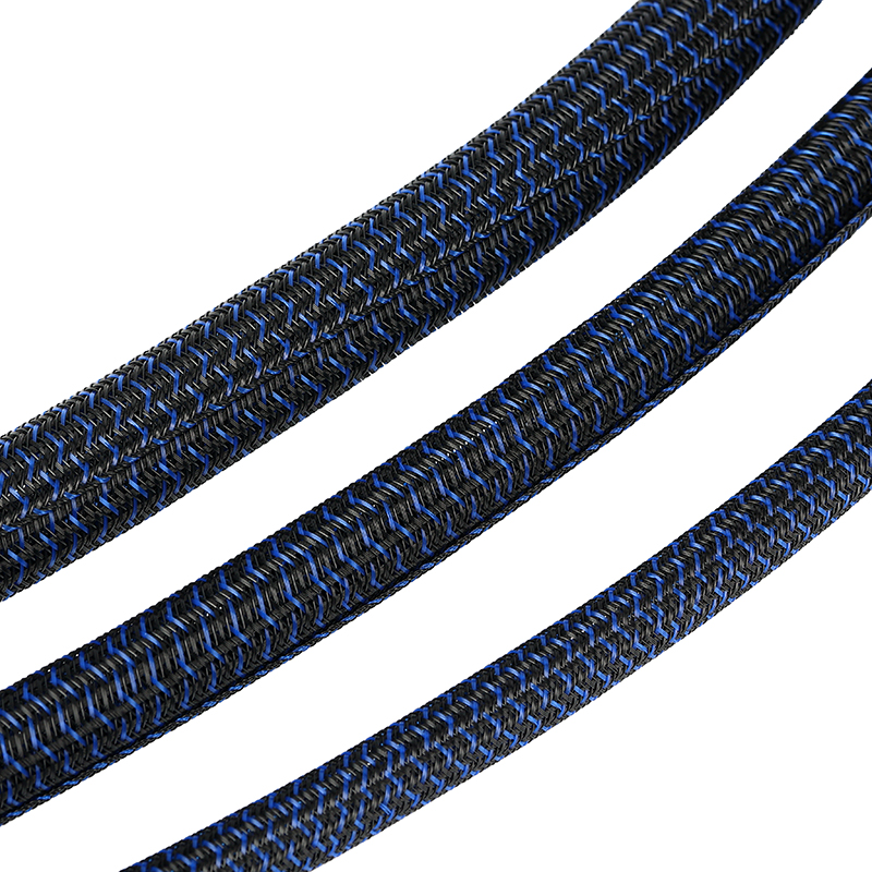 Itim at asul na alagang hayop sa sarili na nagsusumite ng cable sleeving