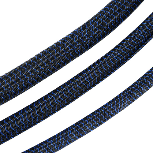 Itim at asul na alagang hayop sa sarili na nagsusumite ng cable sleeving