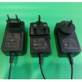 Weißer Stromadapter 24 V 2a mit geflochtenem Kabel