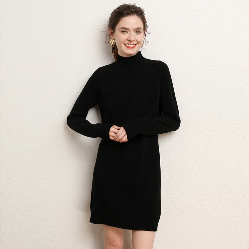 Robe de pull en tricot à cou à cou à coute vers une femme