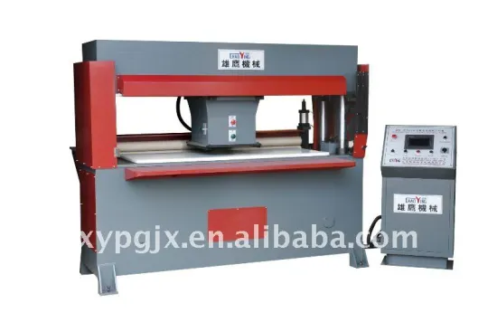 Automatic feeding traveling head pvc cutting machine