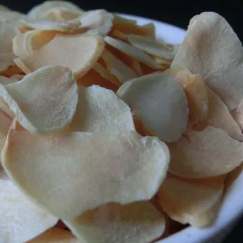 Typical flavor dried garlic flakes