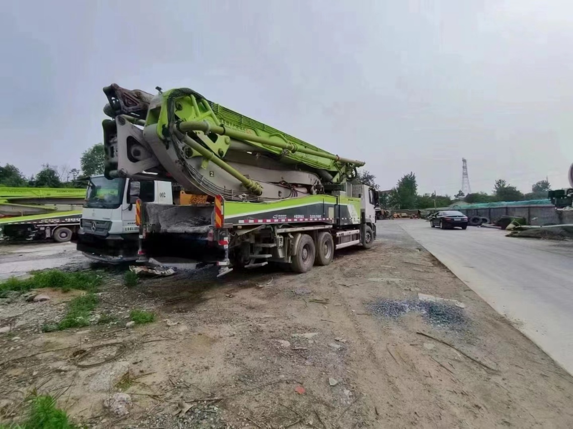 Zoomlion Mercedes-Benz 52-meter Concrete Pump Truck