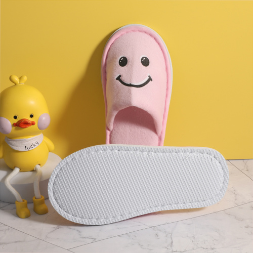 Nuevo diseño para niños bordando zapatillas para niños de interior para bebés