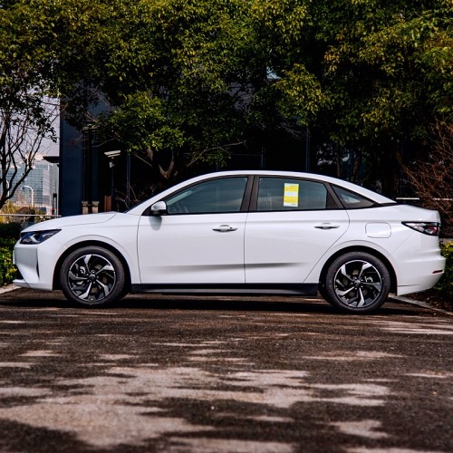Mid size pure electric vehicle Weltmeister E.5