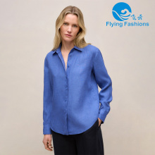 Una camisa azul sencilla y a la moda.